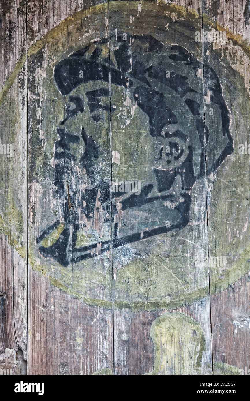 Un portrait de Mao peint sur la porte dans l'un des nombreux villages antiques de Guilin Chine Banque D'Images