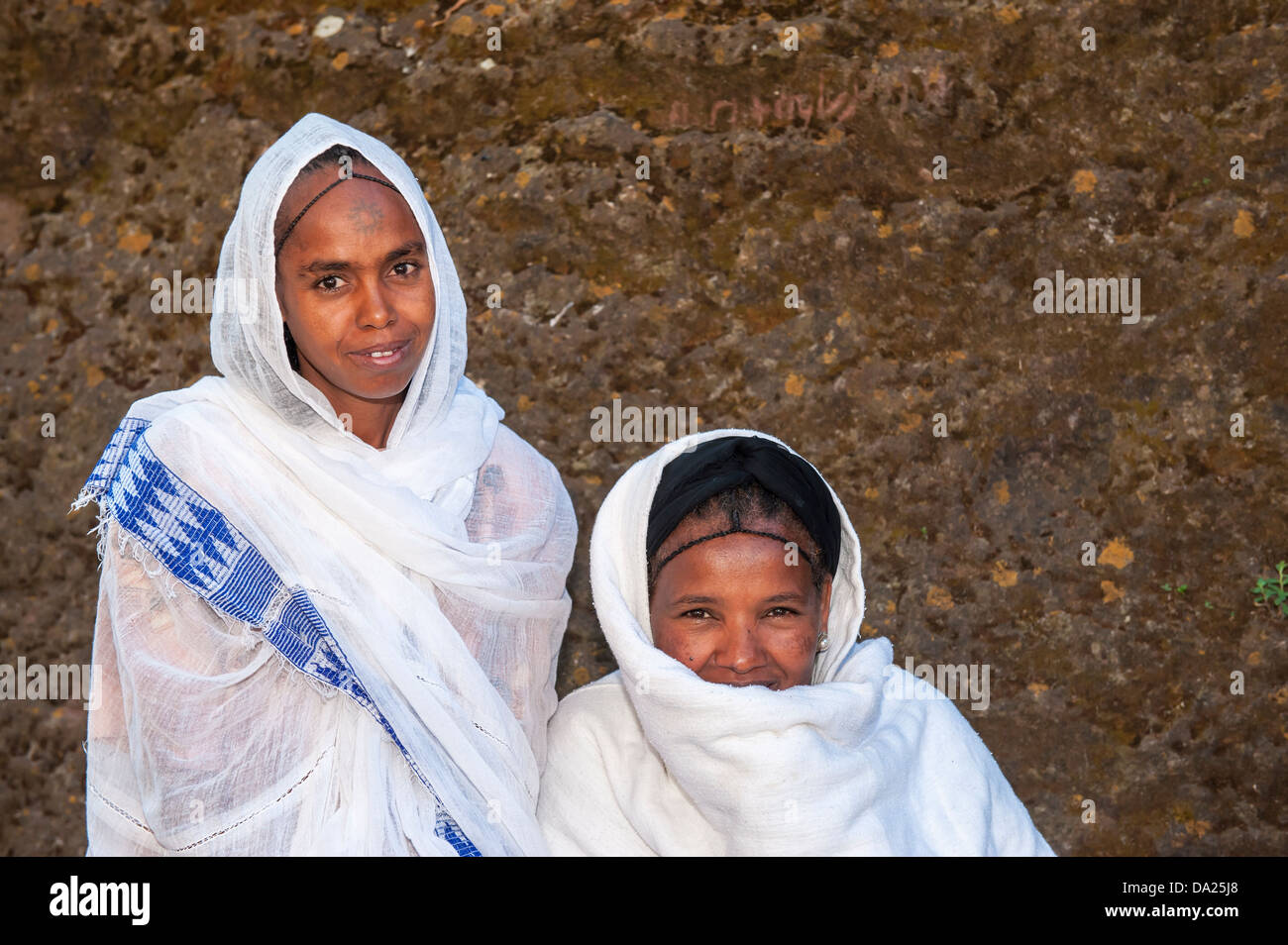 Deux femmes avec le châle blanc traditionnel à la Bete Medhane Alem Église, Lalibela, Éthiopie du Nord Banque D'Images