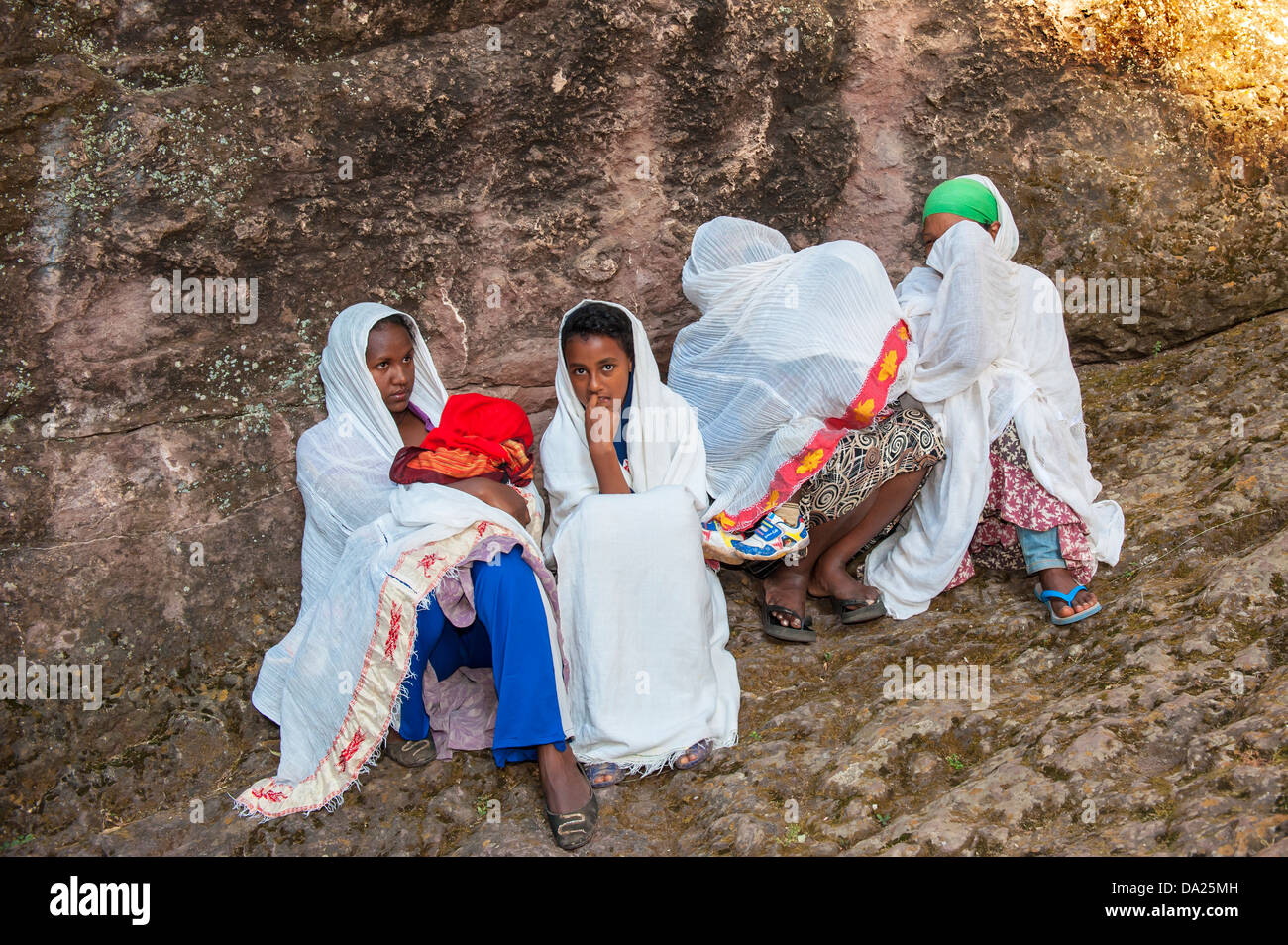 Les pèlerins avec le châle blanc traditionnel à la Bete Medhane Alem Église, Lalibela, Éthiopie du Nord Banque D'Images