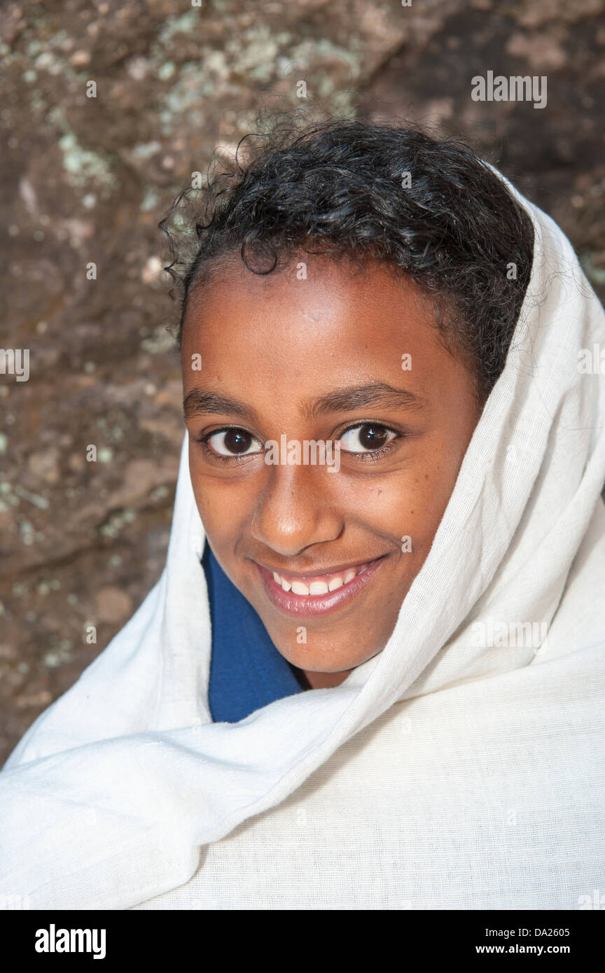 Jeune femme avec le châle blanc traditionnel à la Bete Medhane Alem Église,  Lalibela, Éthiopie du Nord Photo Stock - Alamy