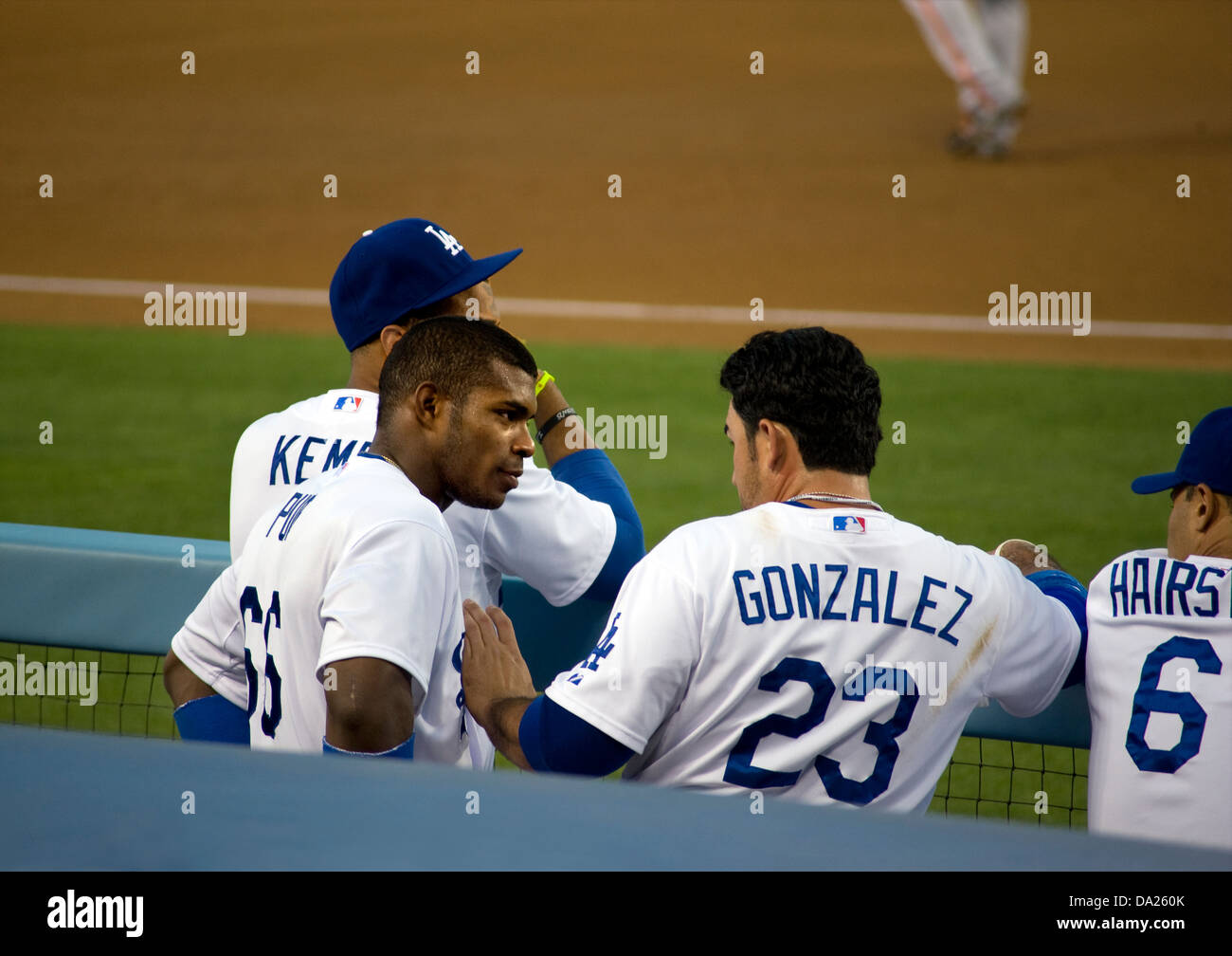 Yasiel Puig de les Dodgers de Los Angeles reçoit les conseils de son coéquipier Adrian Gonzalez en pirogue. Banque D'Images