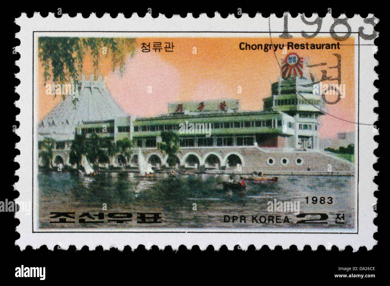 Corée - circa 1983 : timbre imprimé en Corée montre Restaurant Chongryu à Pyongyang, vers 1983 Banque D'Images