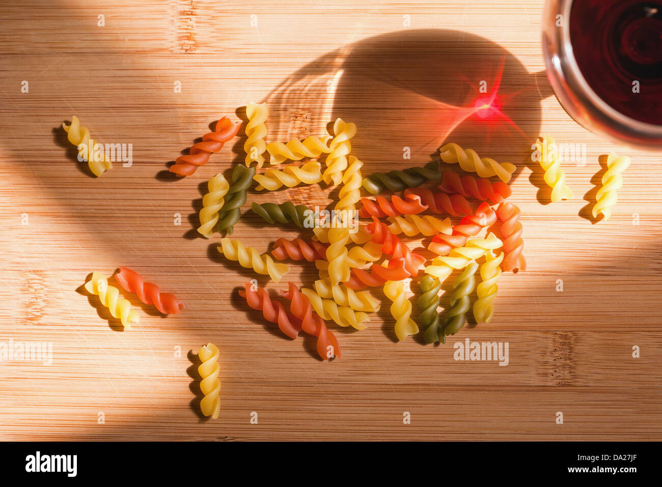 La vie toujours avec des pâtes colorées et glasss de vin rouge bouteille colorée et dans l'éclairage naturel. Banque D'Images