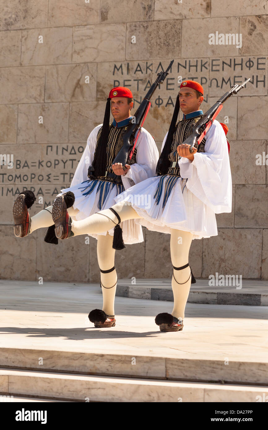 Des soldats grecs, Evzones, marchant à côté de la Tombe du Soldat inconnu, à l'extérieur du bâtiment du Parlement Européen, Athènes, Grèce Banque D'Images