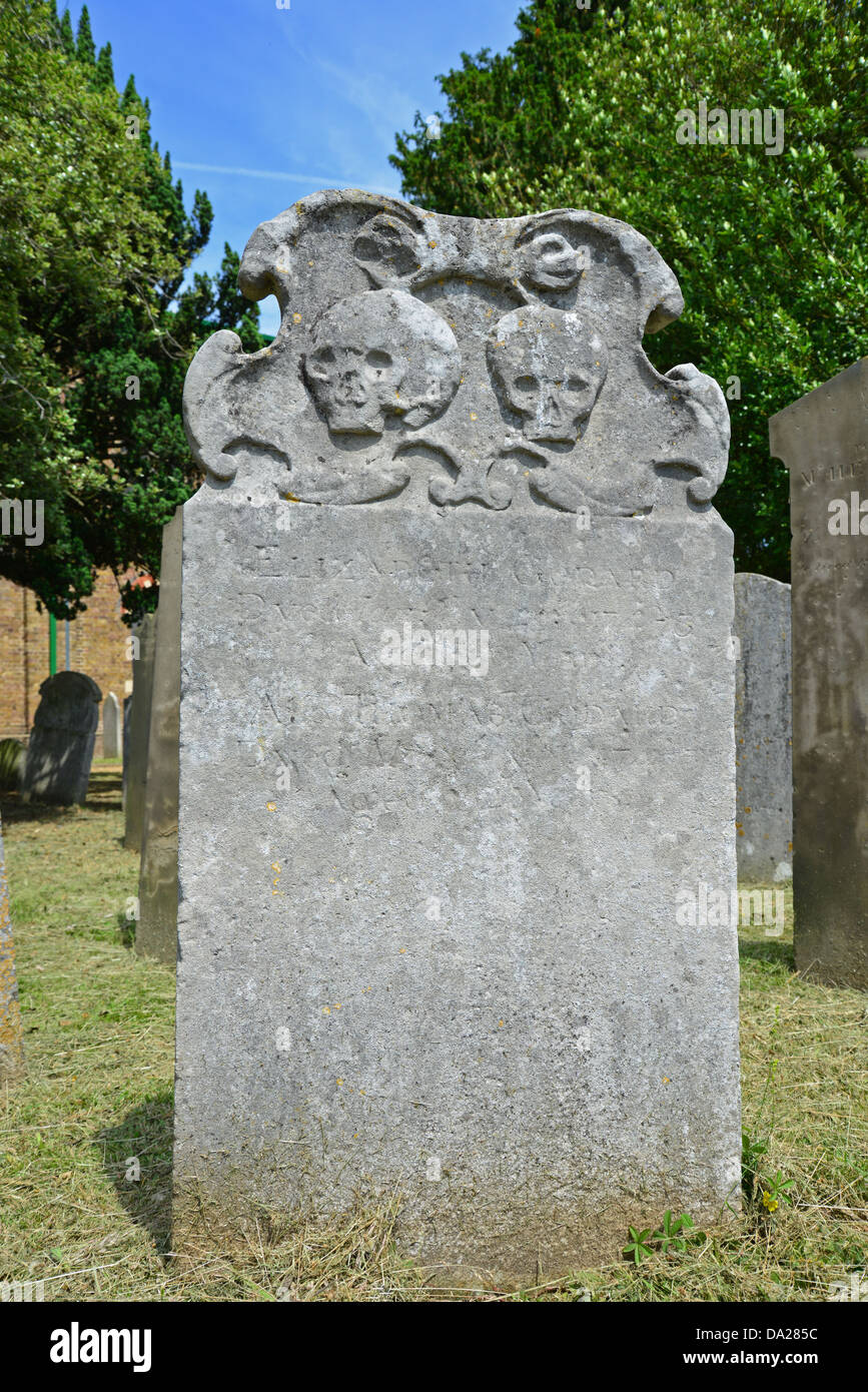 Pierres anciennes à tête avec sculpts, Église anglicane St Mary's, Church Street, Sunbury-on-Thames, Surrey, Angleterre, Royaume-Uni Banque D'Images