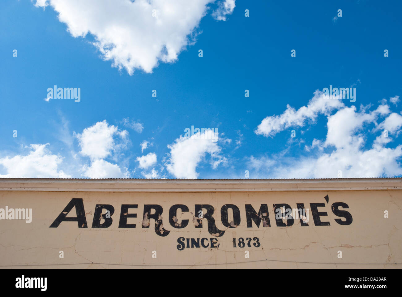 Le signe encore visible sur ce bâtiment en ruine dans la région de Anton Chico indique l'emplacement de la communauté boutique et salle de danse. Banque D'Images