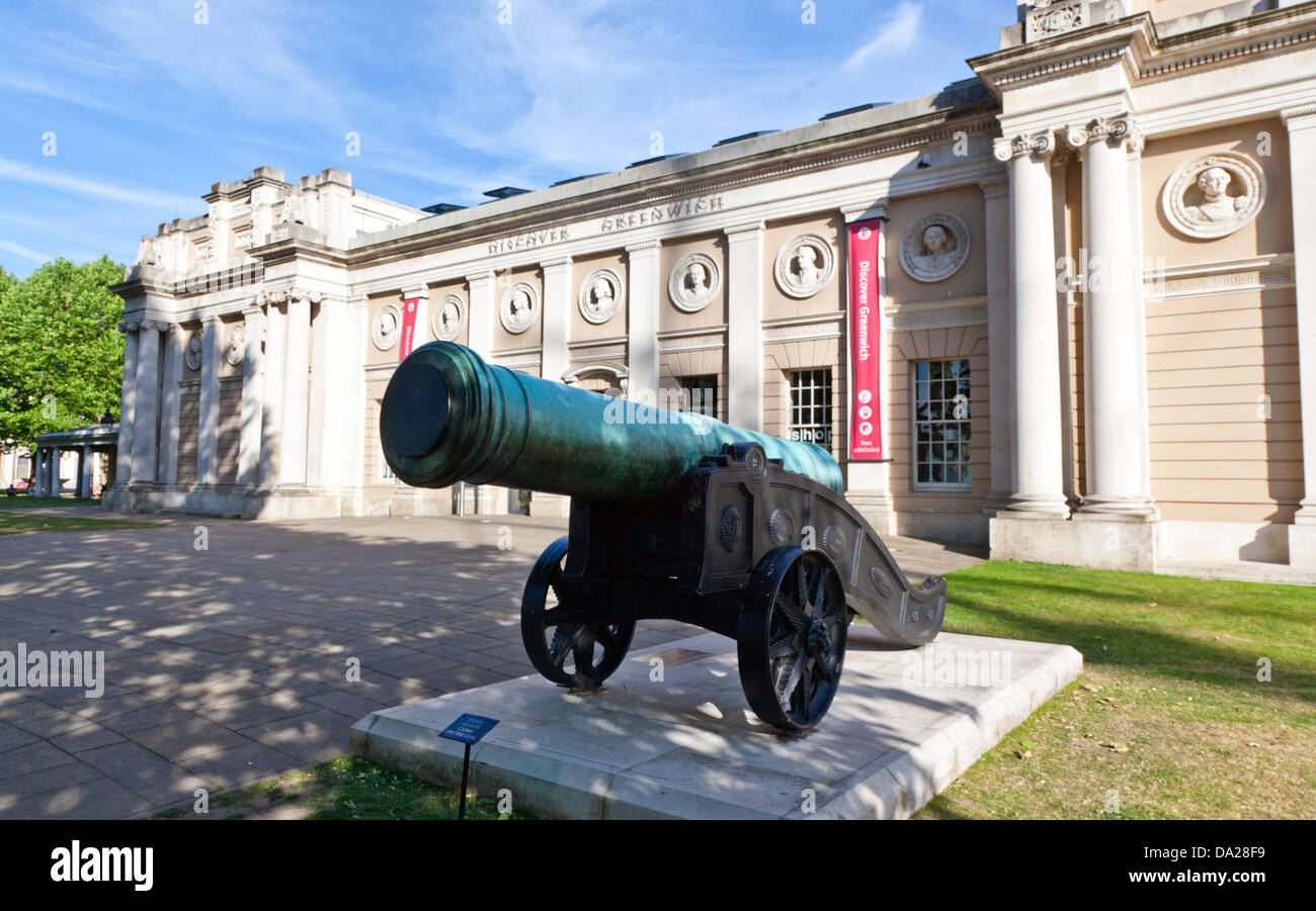 Cannon à l'extérieur du Musée de Greenwich London UK Découvrez Banque D'Images