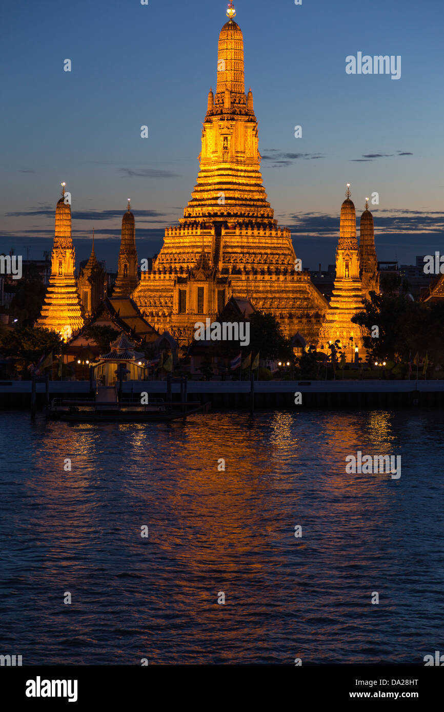Wat Arun ou le Temple de l'aube est un temple bouddhiste sur la rive ouest de la rivière Chao Phraya à Bangkok Banque D'Images