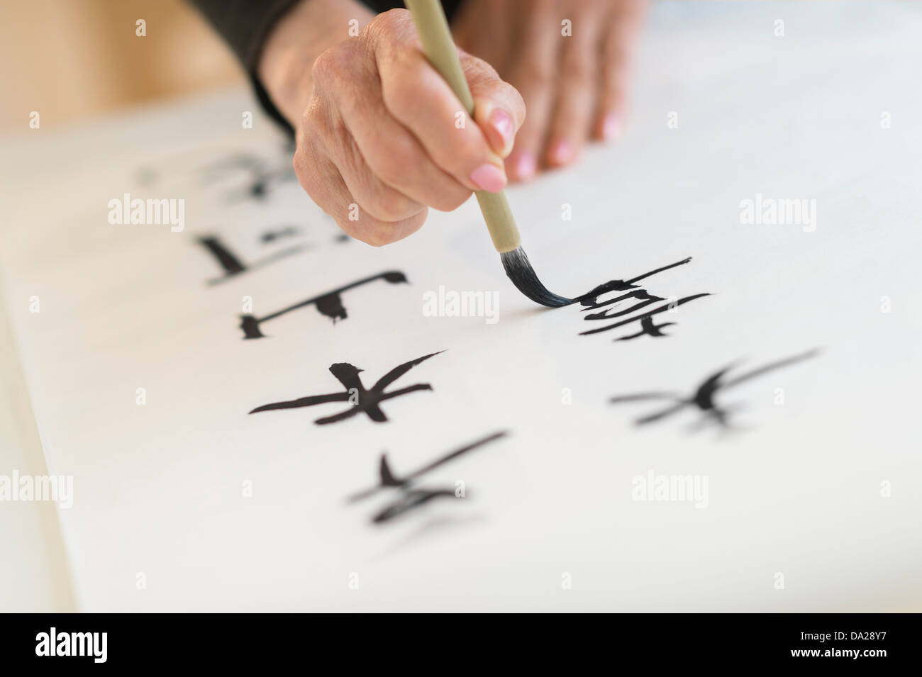 Calligraphie japonaise et main de femme Banque D'Images