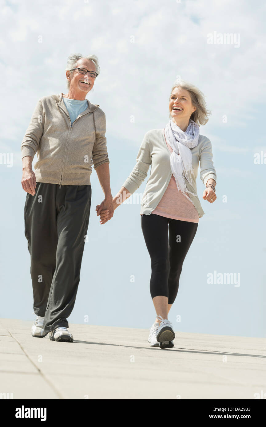 Senior couple walking and holding hands Banque D'Images