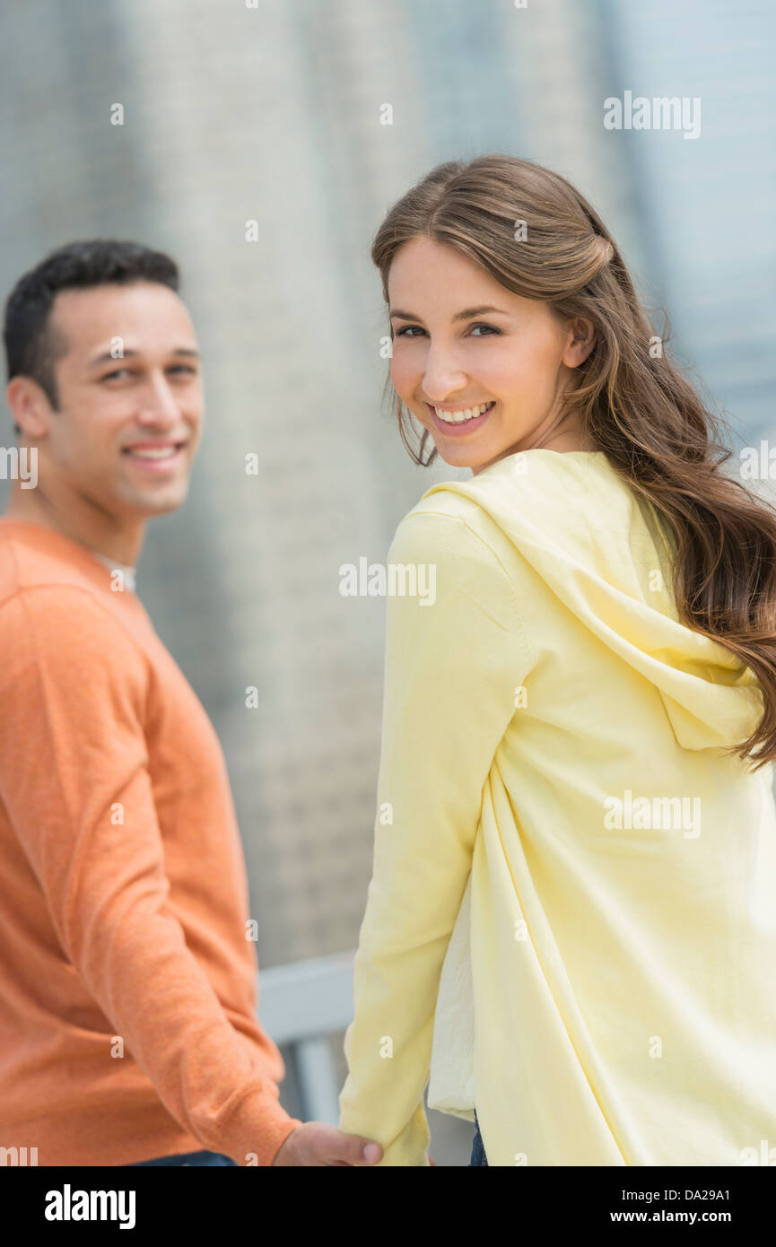 Happy young couple sur marche Banque D'Images