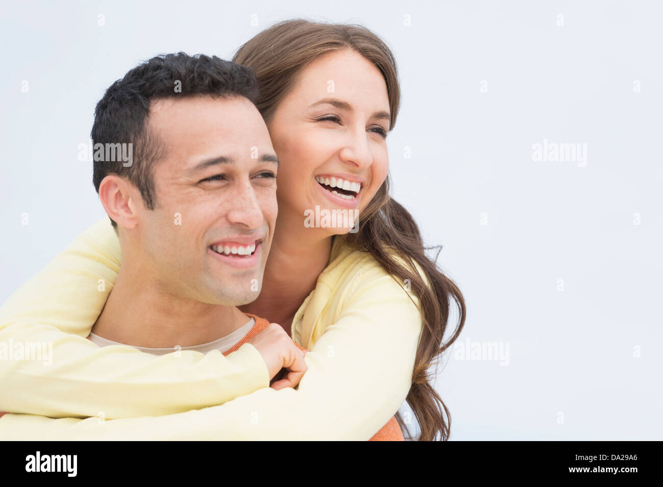 Happy young couple embracing Banque D'Images