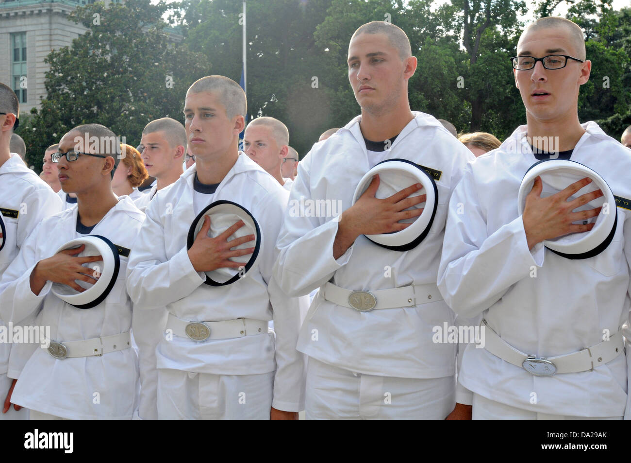 Les nouveaux étudiants de l'Académie navale américaine connue sous le nom de plèbe prendre leur serment de service en cours de journée d'intégration le 27 juin 2013, à Annapolis, MD. Journée d'intégration commence lorsque la plèbe entrants sont émises des uniformes, étant donné les examens médicaux, l'enregistrement complet, recevoir des coupes de cheveux et apprenez à saluer. Banque D'Images