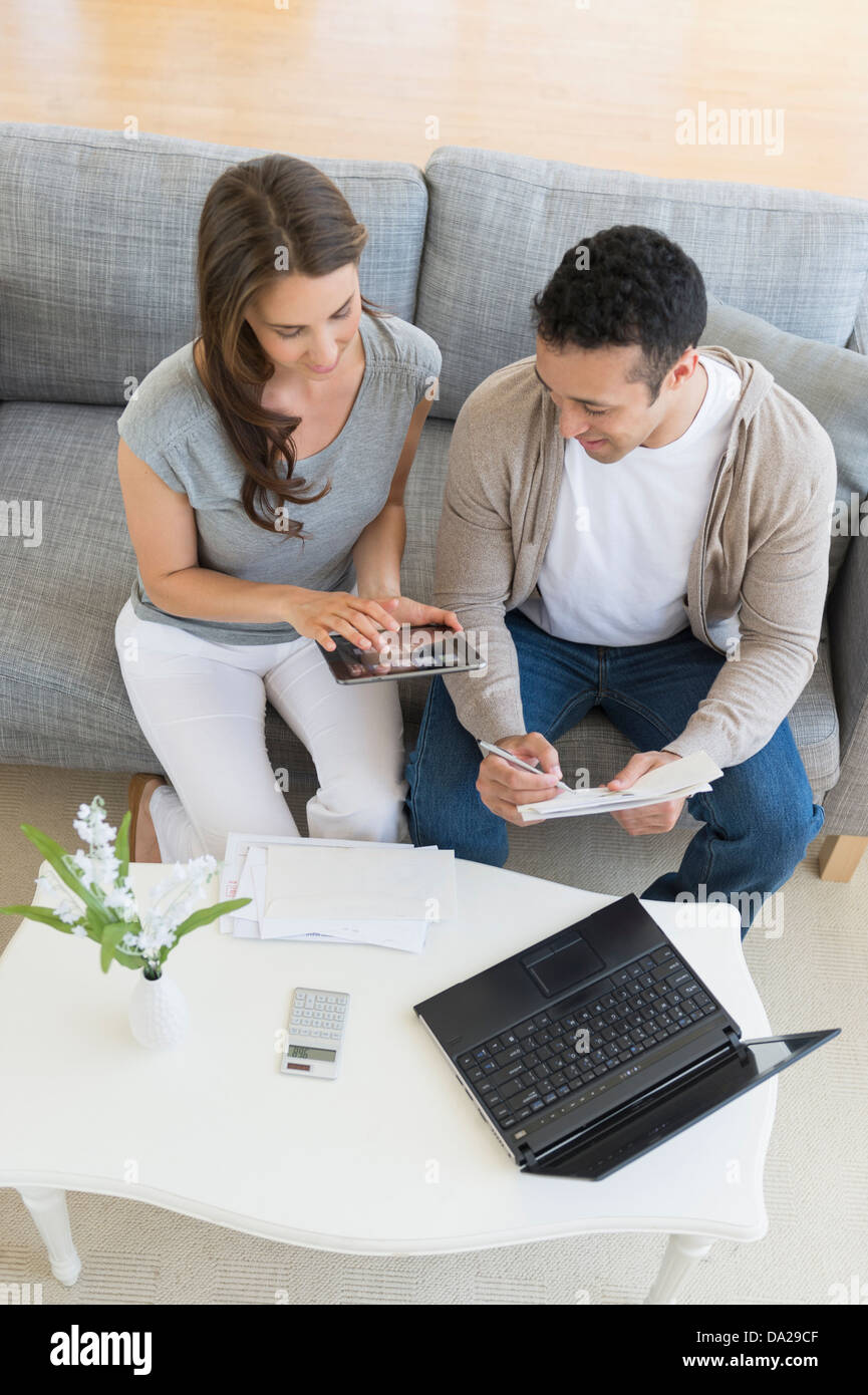 Jeune couple doing home finances Banque D'Images