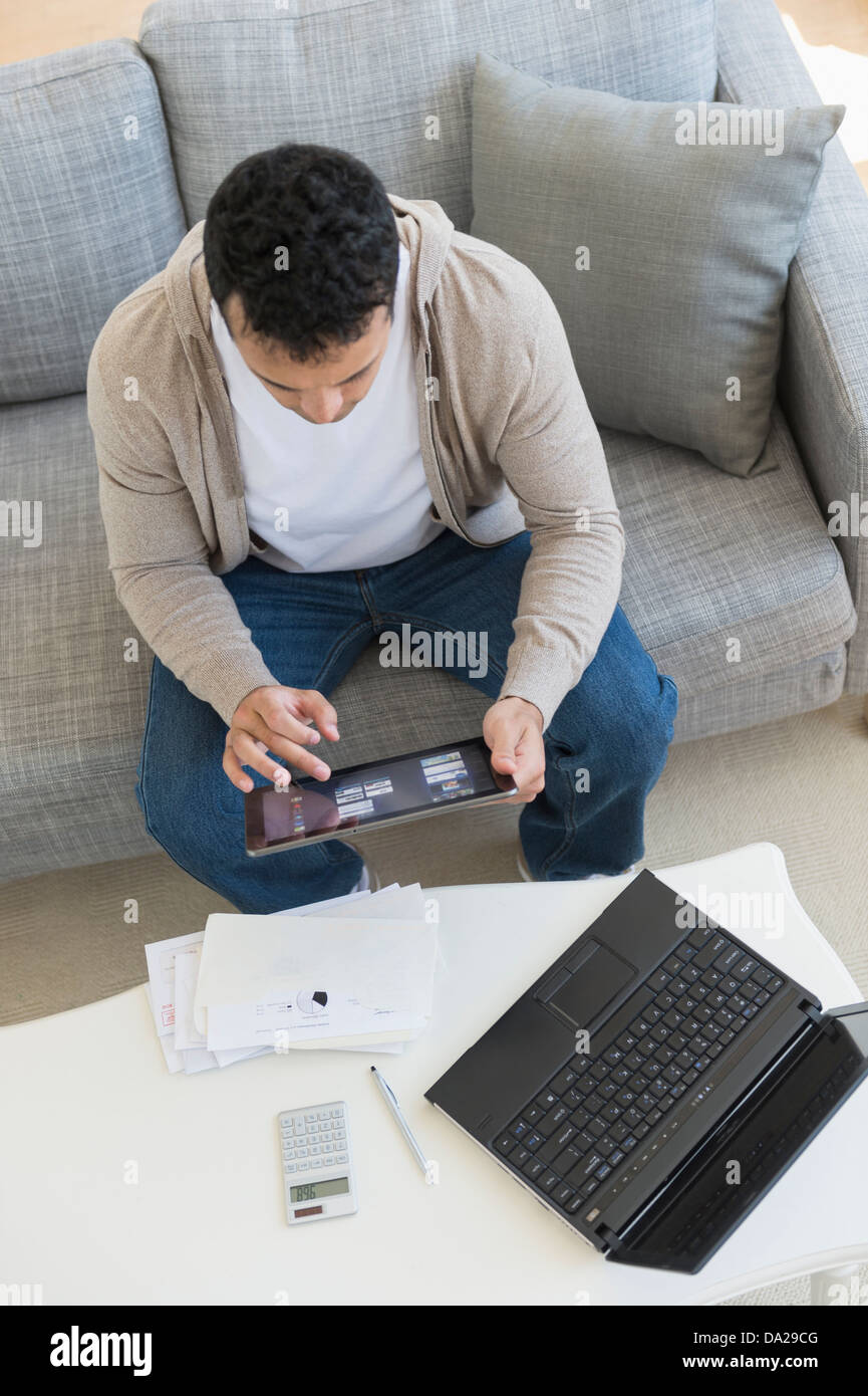 Jeune homme faisant accueil finances publiques Banque D'Images