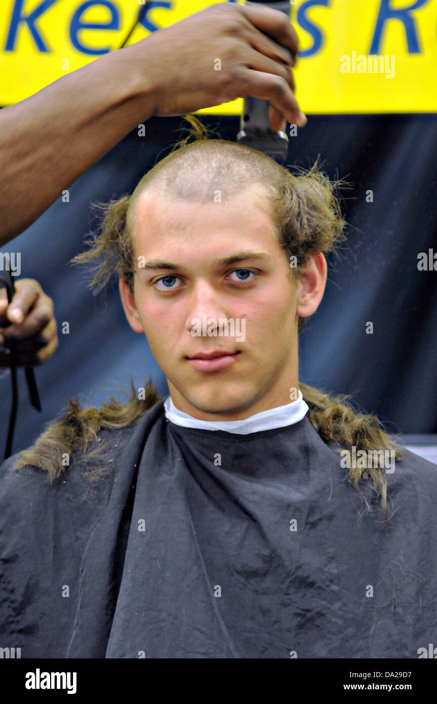 Les nouveaux étudiants de l'Académie navale américaine connue sous le nom de plèbe ont leur couper les cheveux au cours de l'induction Day le 27 juin 2013, à Annapolis, MD. Journée d'intégration commence lorsque la plèbe entrants sont émises des uniformes, étant donné les examens médicaux, l'enregistrement complet, recevoir des coupes de cheveux et apprenez à saluer. Banque D'Images