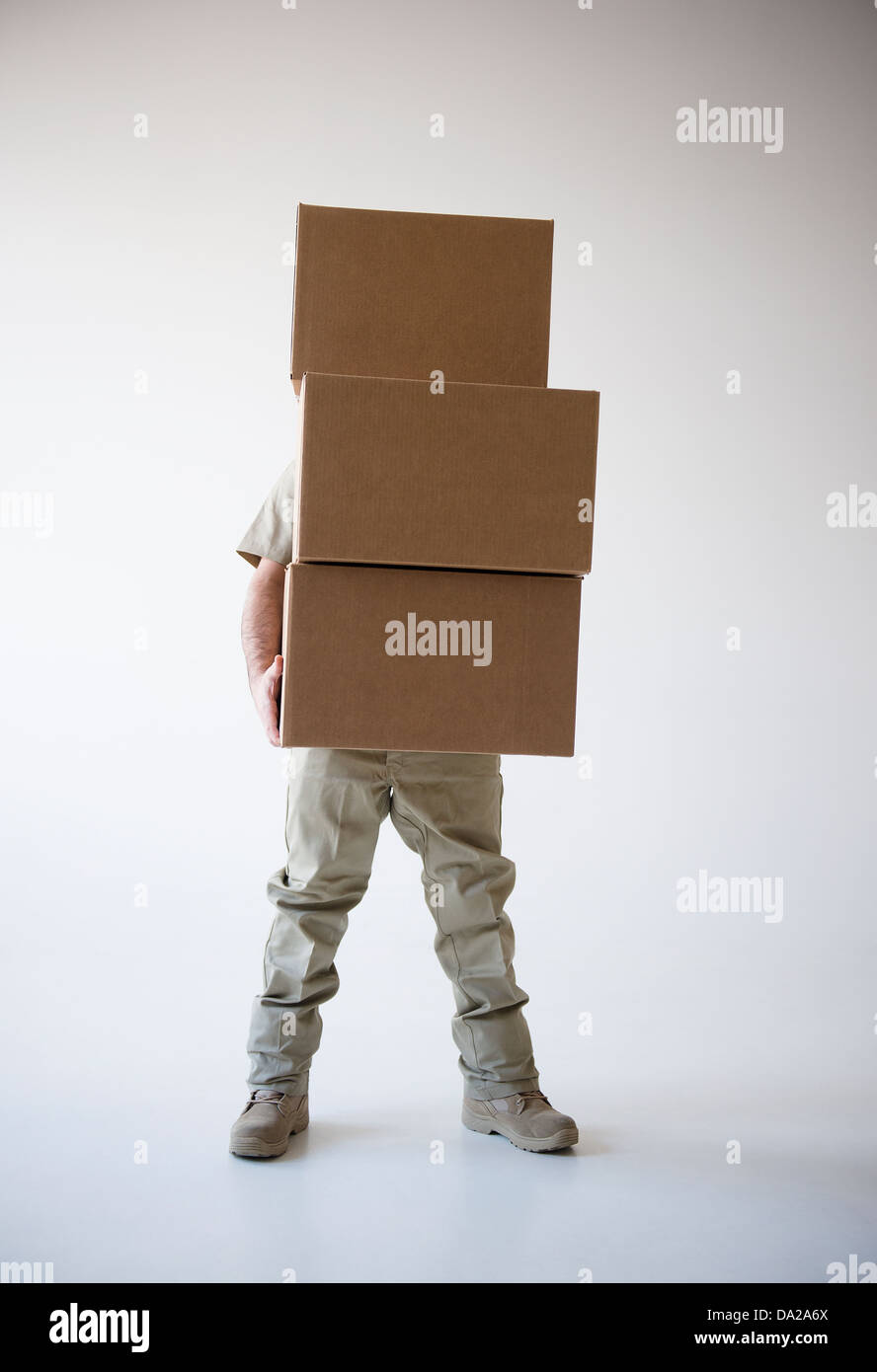 Man holding pile de boîtes Banque D'Images