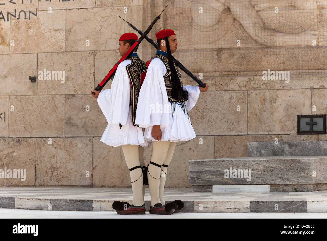 Des soldats grecs, Evzones, à côté de la Tombe du Soldat inconnu, à l'extérieur du bâtiment du Parlement Européen, Athènes, Grèce Banque D'Images