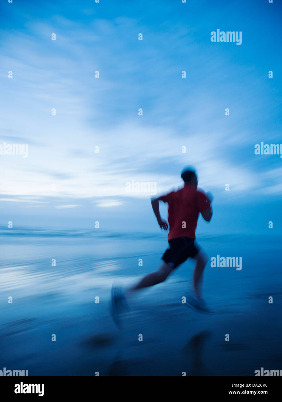 USA, Ohio, Rockaway Beach, l'homme qui court le long de la plage Banque D'Images