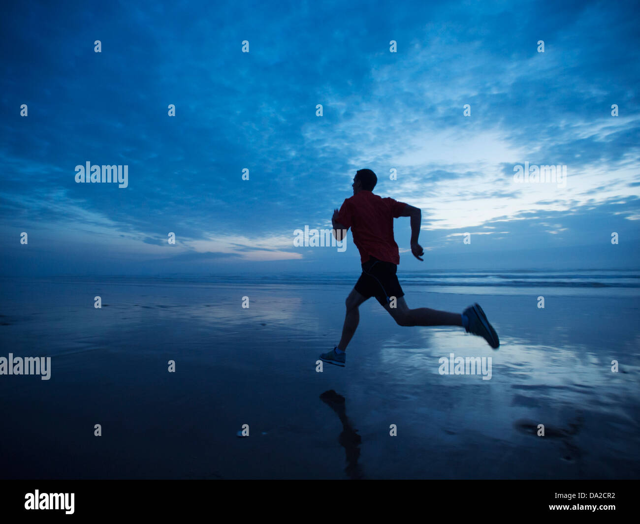 USA, Ohio, Rockaway Beach, l'homme qui court le long de la plage Banque D'Images