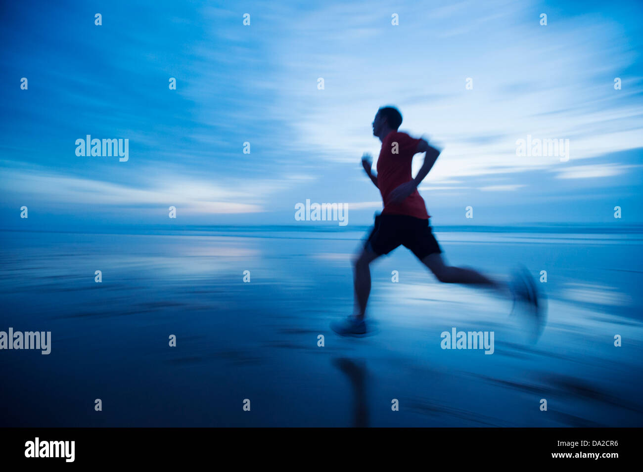 USA, Ohio, Rockaway Beach, l'homme qui court le long de la plage Banque D'Images