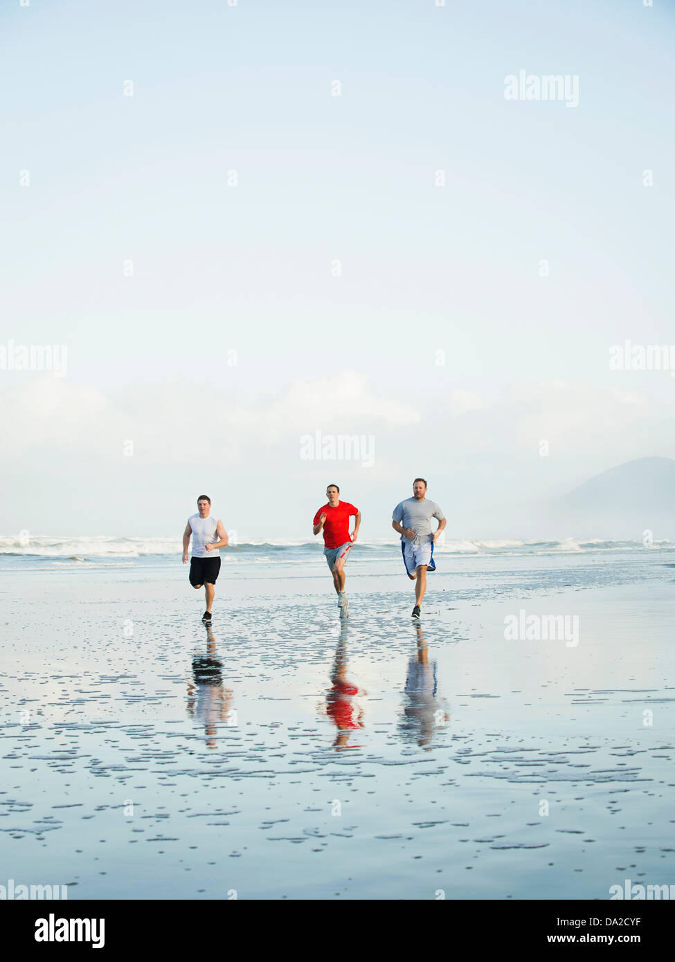 USA, Ohio, Rockaway Beach, les hommes running on beach Banque D'Images