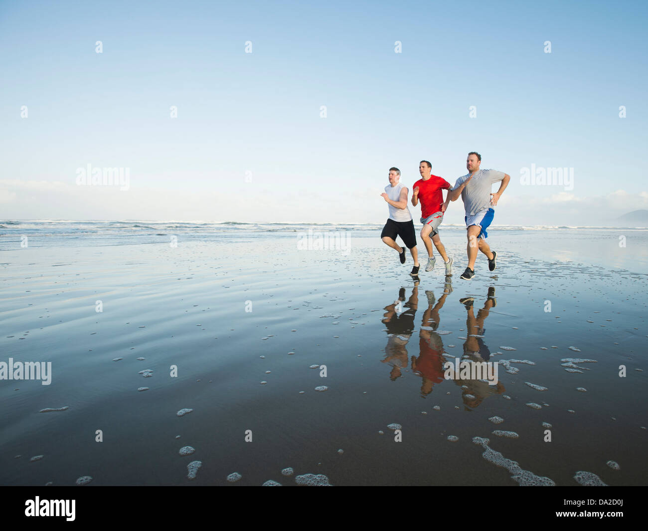 USA, Ohio, Rockaway Beach, les hommes running on beach Banque D'Images