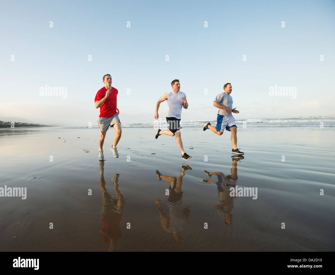 USA, Ohio, Rockaway Beach, les hommes running on beach Banque D'Images