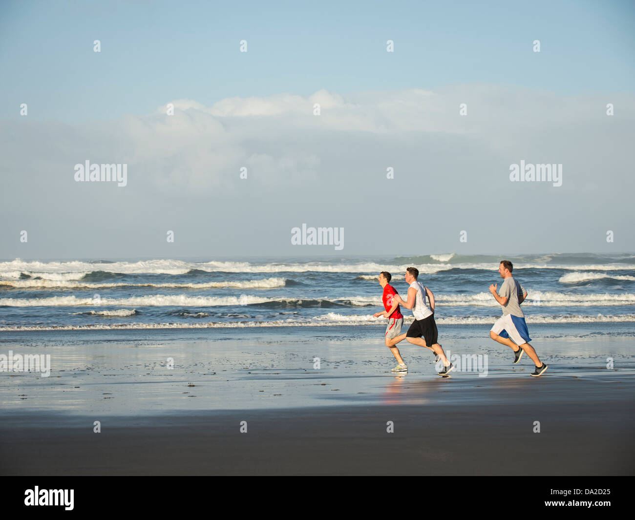 USA, Ohio, Rockaway Beach, les hommes running on beach Banque D'Images