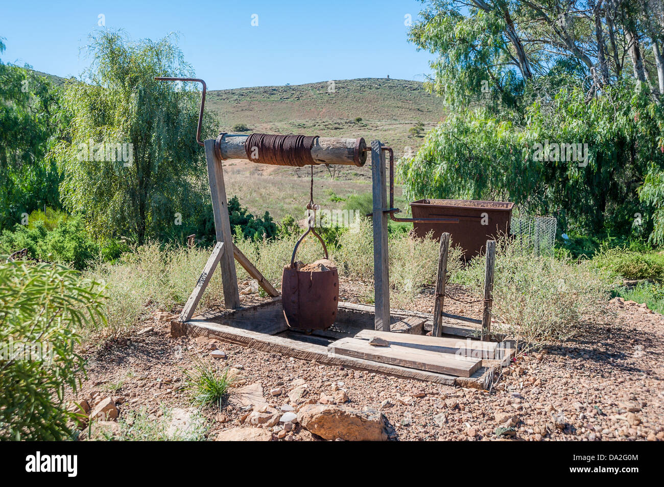 Un vieux puits de mine de la ville de Blinman près de la belle construction solide Flinders dans l'outback australien. Banque D'Images