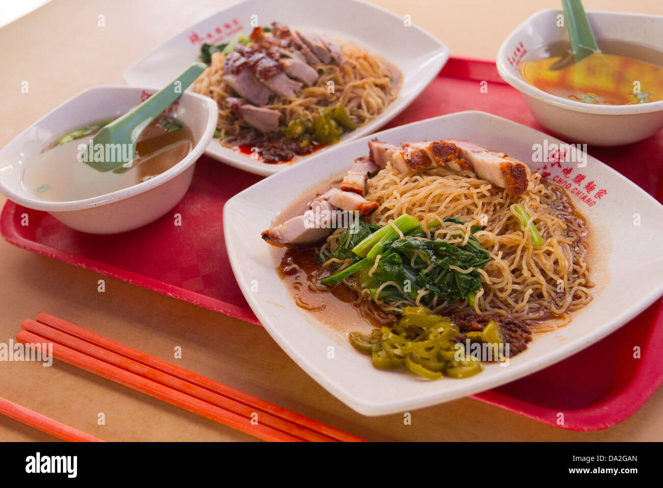Deux plaques de nourriture chinoise, une avec du canard rôti et les nouilles, l'autre avec lard croustillant, Bugis, Singapour Banque D'Images
