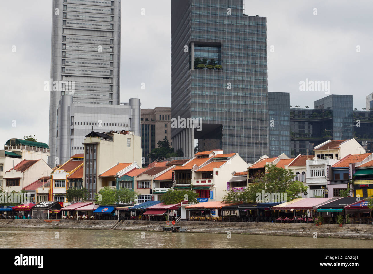 Restaurants et financial building/banques, Boat Quay, la rivière Singapour. Banque D'Images