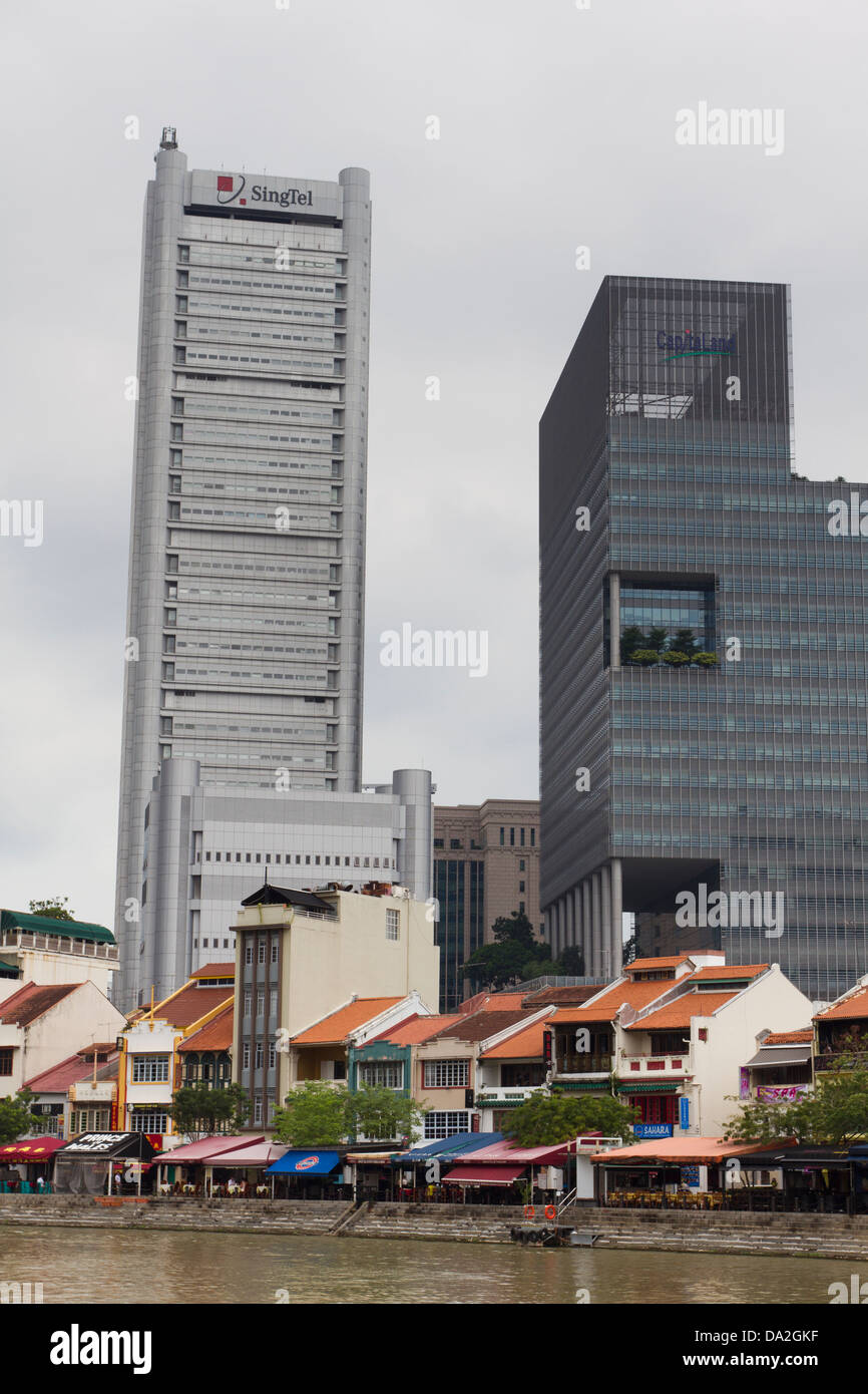 Restaurants et financial building/banques, Boat Quay, la rivière Singapour. Banque D'Images
