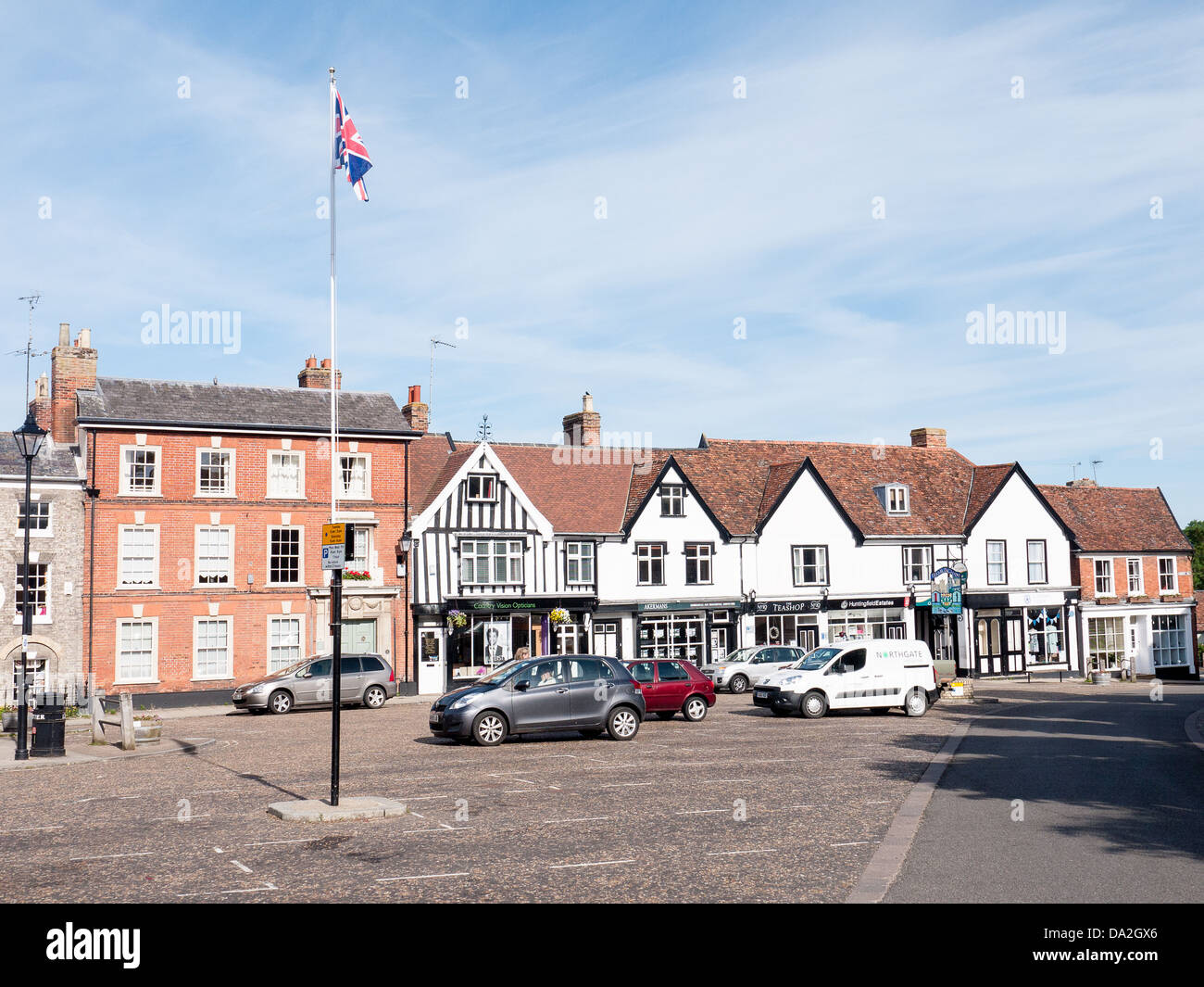 La place du marché de Framlingham, dans le Suffolk, UK, avec maisons géorgiennes à l'arrière-plan Banque D'Images