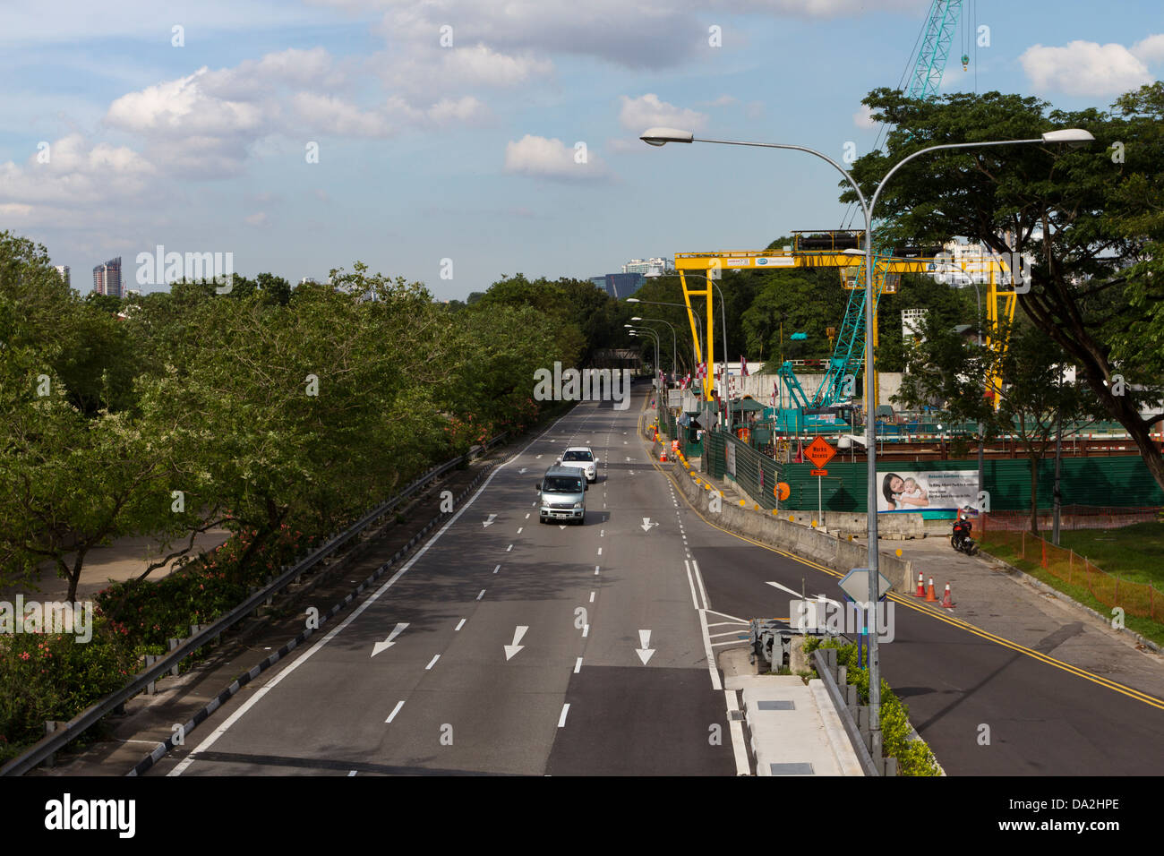 Route avec des machines de construction à côté, Singapour, l'Asie Banque D'Images