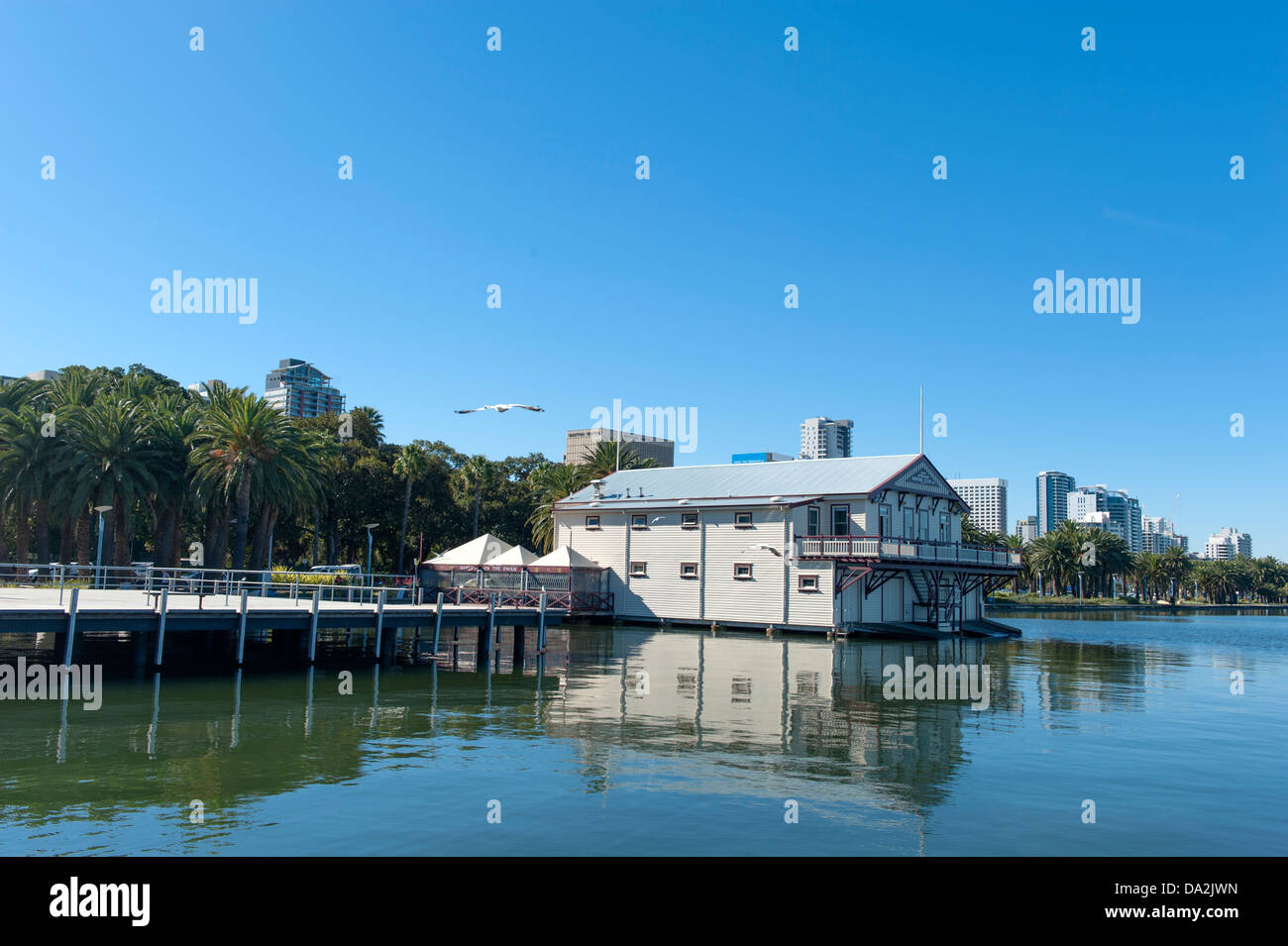 Un hangar à bateaux du Club d'Aviron d'Australie occidentale à la Riverside Drive sur les rives de la rivière Swan, Perth, WA Banque D'Images