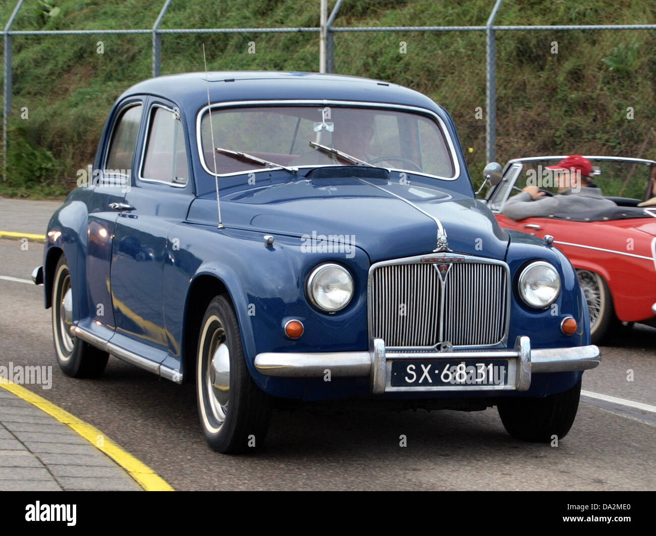 Le ROVER Bleu SX-68-31, a été présenté au Nationaal Oldtimer Festival à Zandvoort, en 2010. Cette voiture classique, connue pour ses performances et son attrait vintage, fait partie de l’histoire automobile célébrée au festival, attirant les passionnés du monde entier pour admirer son design et son savoir-faire. Banque D'Images
