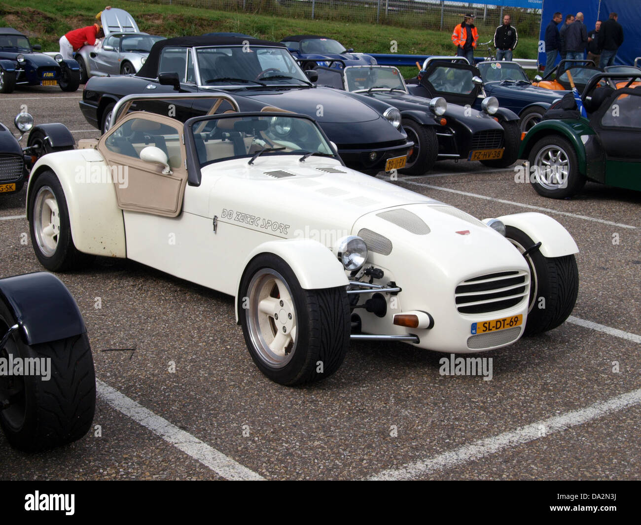 La Donkervoort D8 Zetec Sport est une voiture de sport présentée au Nationaal Oldtimer Festival 2010 à Zandvoort. Le véhicule présente un design automobile classique et l'ingénierie de l'époque. Banque D'Images