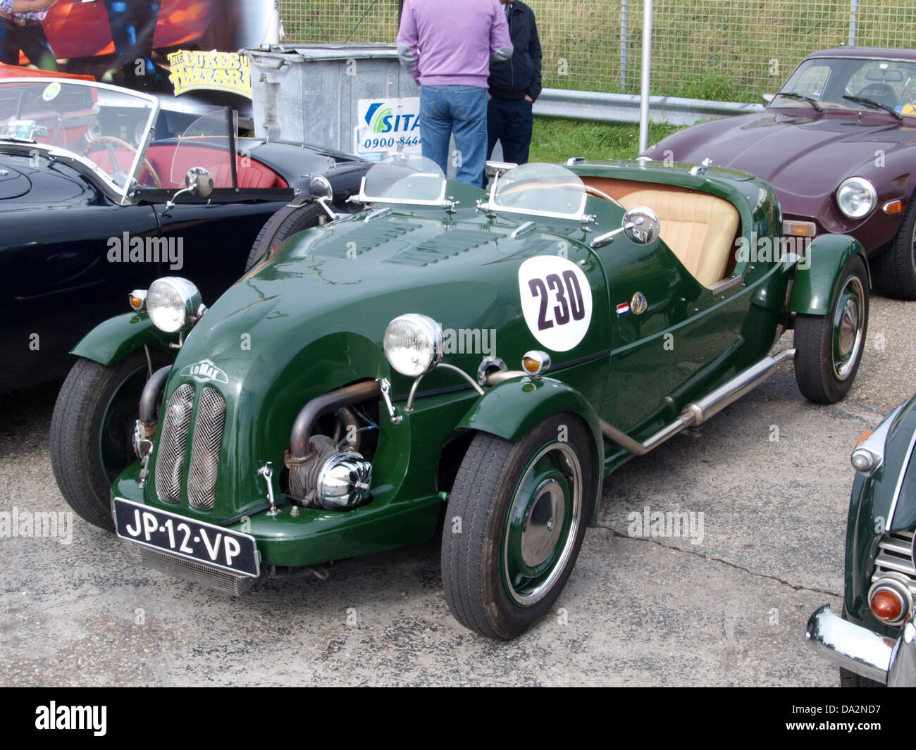 Cette photographie capture la Green LOMAX JP-12-VP au Nationaal Oldtimer Festival 2010 à Zandvoort, mettant en vedette le véhicule classique dans un événement de sport automobile vintage. La LOMAX est un exemple distinct de l'ingénierie automobile classique, présentée dans une célébration des voitures anciennes au festival. Banque D'Images