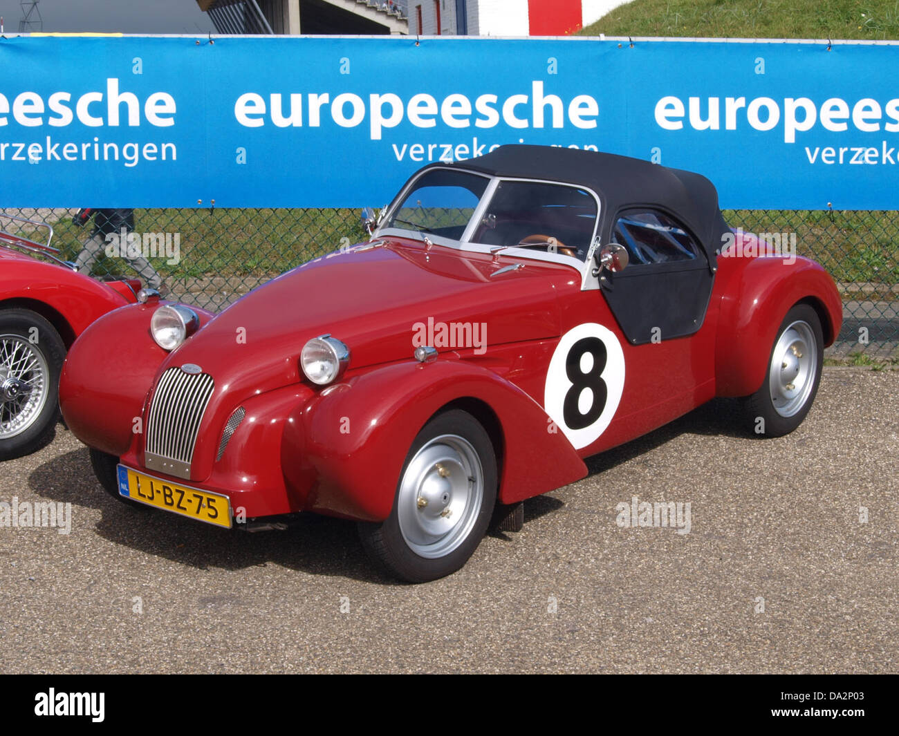 RED BURTON LJ-BZ-75, présenté au Nationaal Oldtimer Festival à Zandvoort 2010, met en valeur le design automobile classique et l'attrait vintage des véhicules historiques dans un événement de course moderne. Banque D'Images