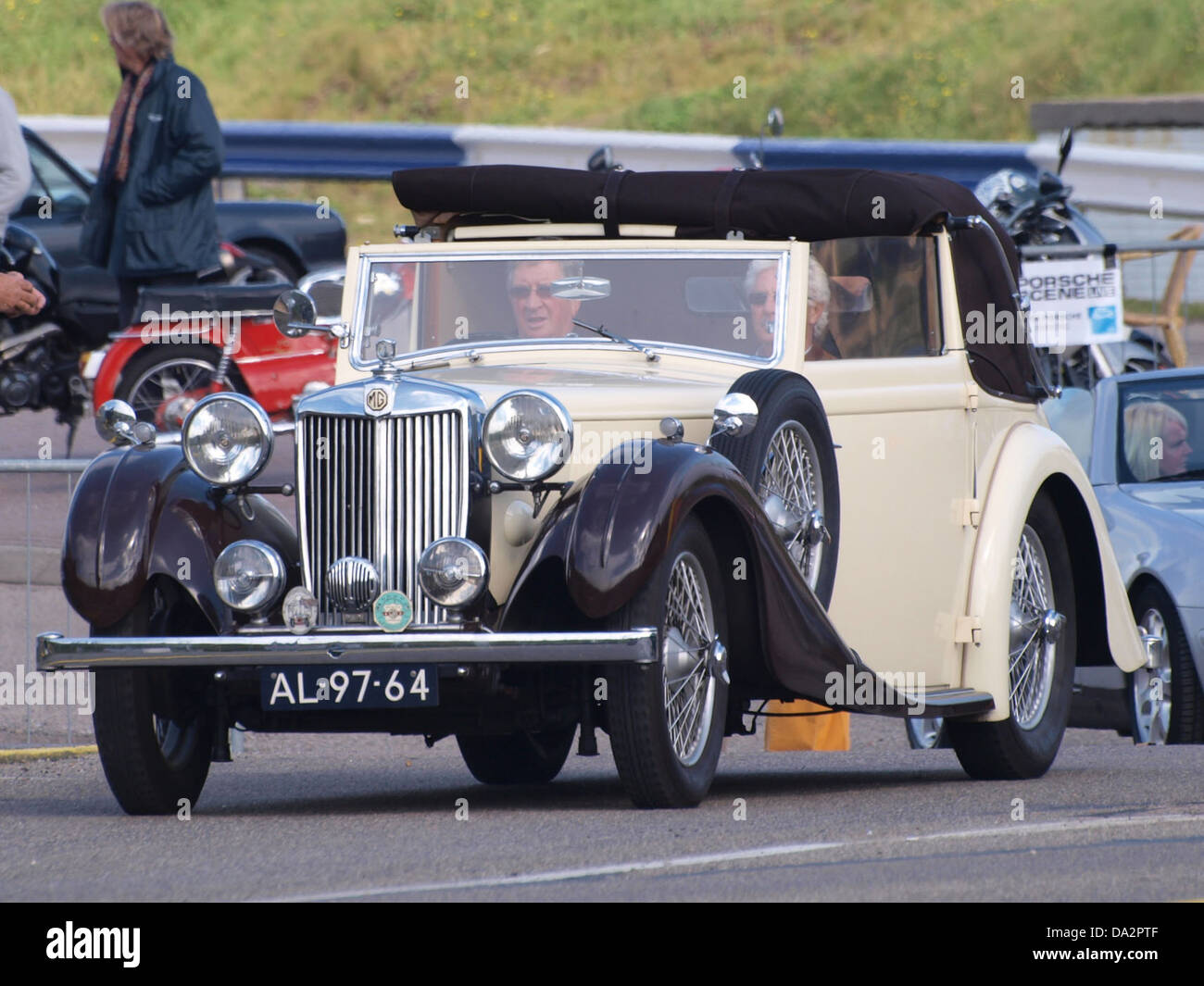 La 1938 MG 1500 Tourer, présentée au Nationaal Oldtimer Festival de Zandvoort en 2010, est une voiture de sport britannique classique. L'événement célèbre l'histoire de l'automobile vintage et la préservation des véhicules emblématiques du début du XXe siècle. Banque D'Images