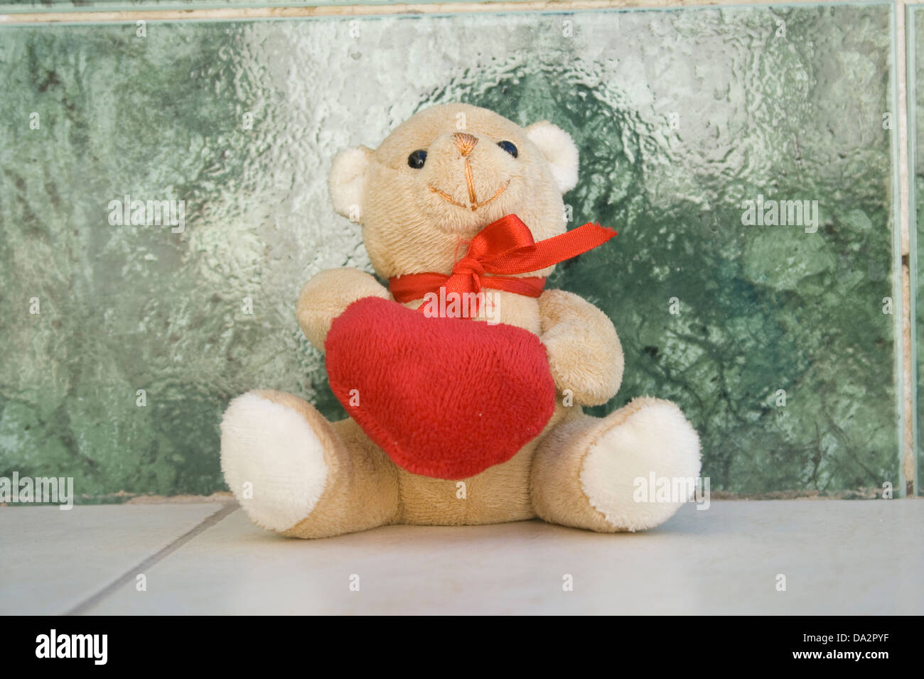 Coeur rouge avec des ours dans la nature Banque D'Images