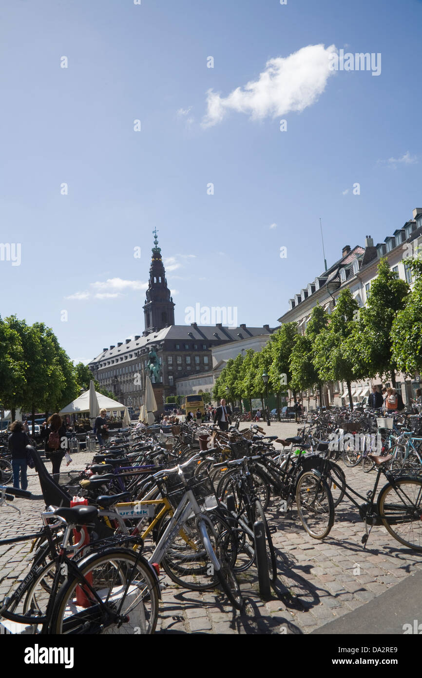 L'UNION EUROPÉENNE Danemark Copenhague Hojbro Plads Bicyclettes garées en place avec statue de warrier évêque Absalon fondateur de Copenhague Banque D'Images