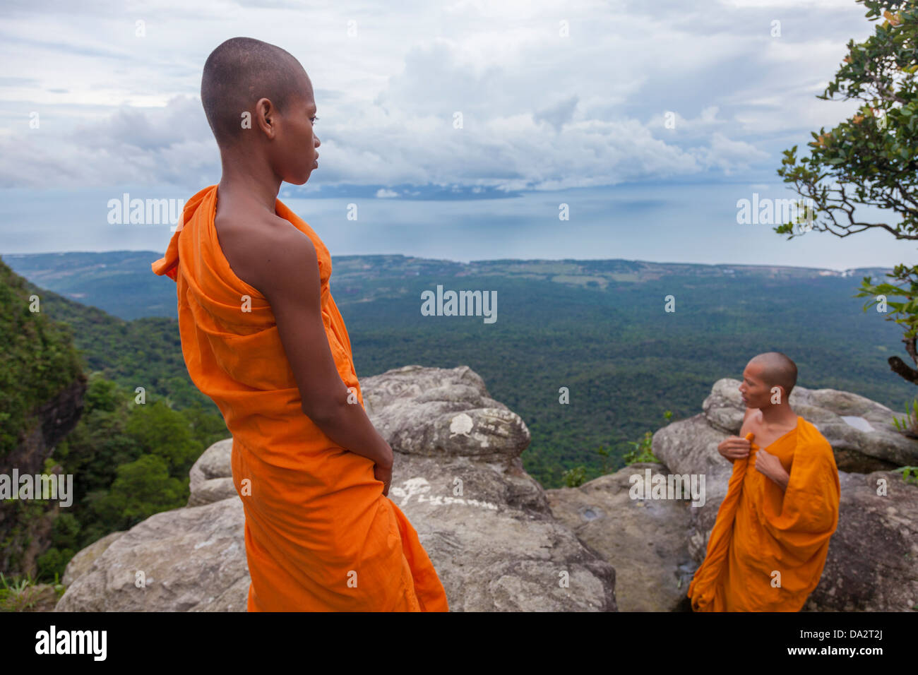 Deux moines bouddhistes khmers regarder par dessus l'île de Phu Quoc de Bokor Mountain - la province de Kampot, au Cambodge Banque D'Images