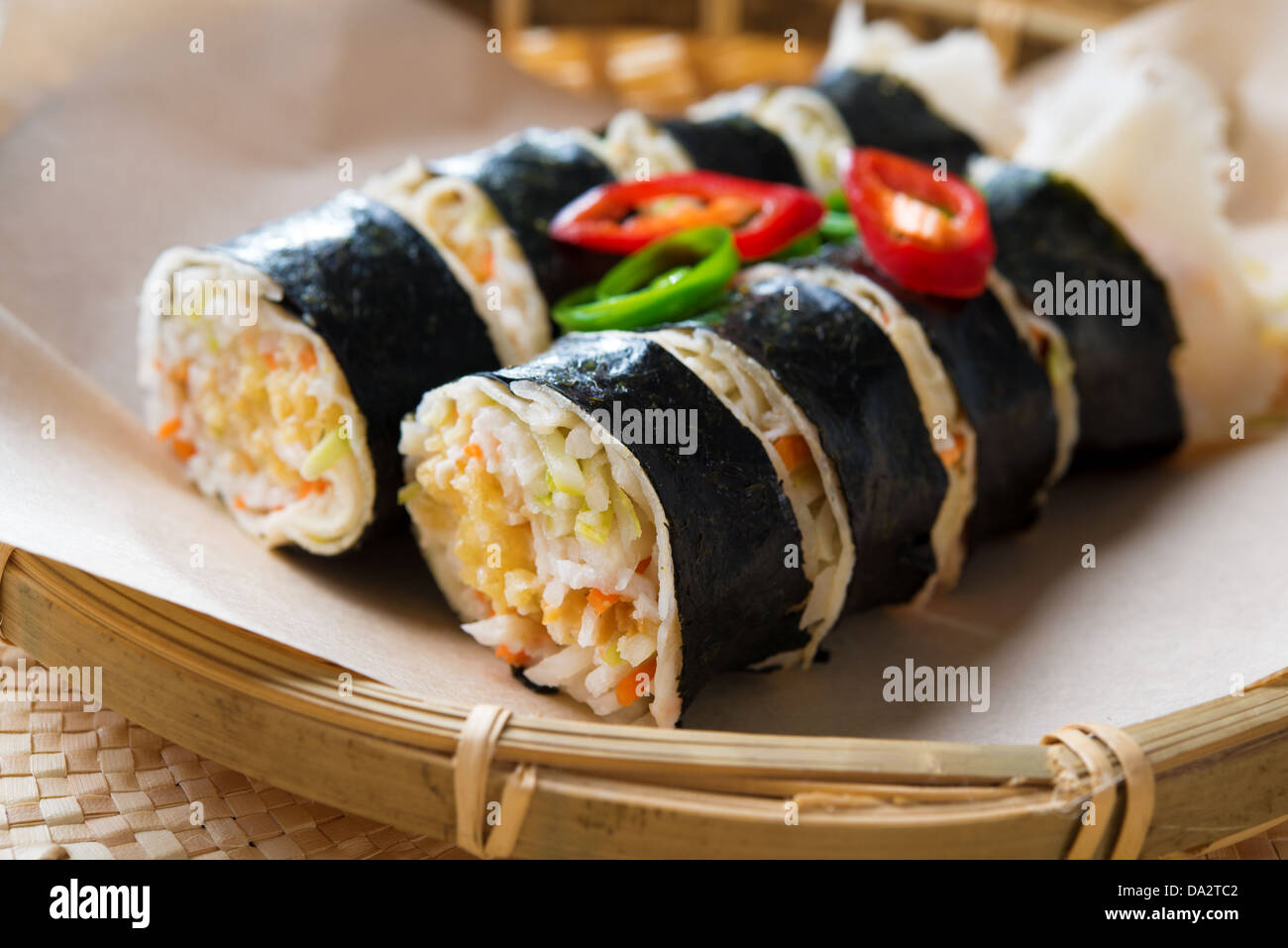 Libre d'un rouleau de printemps frais popiah Singapour remplissage avec du navet, jicama, germes de haricots, carottes râpées, le tofu et les arachides hachées. Frais Popiah rouleau de printemps. Banque D'Images