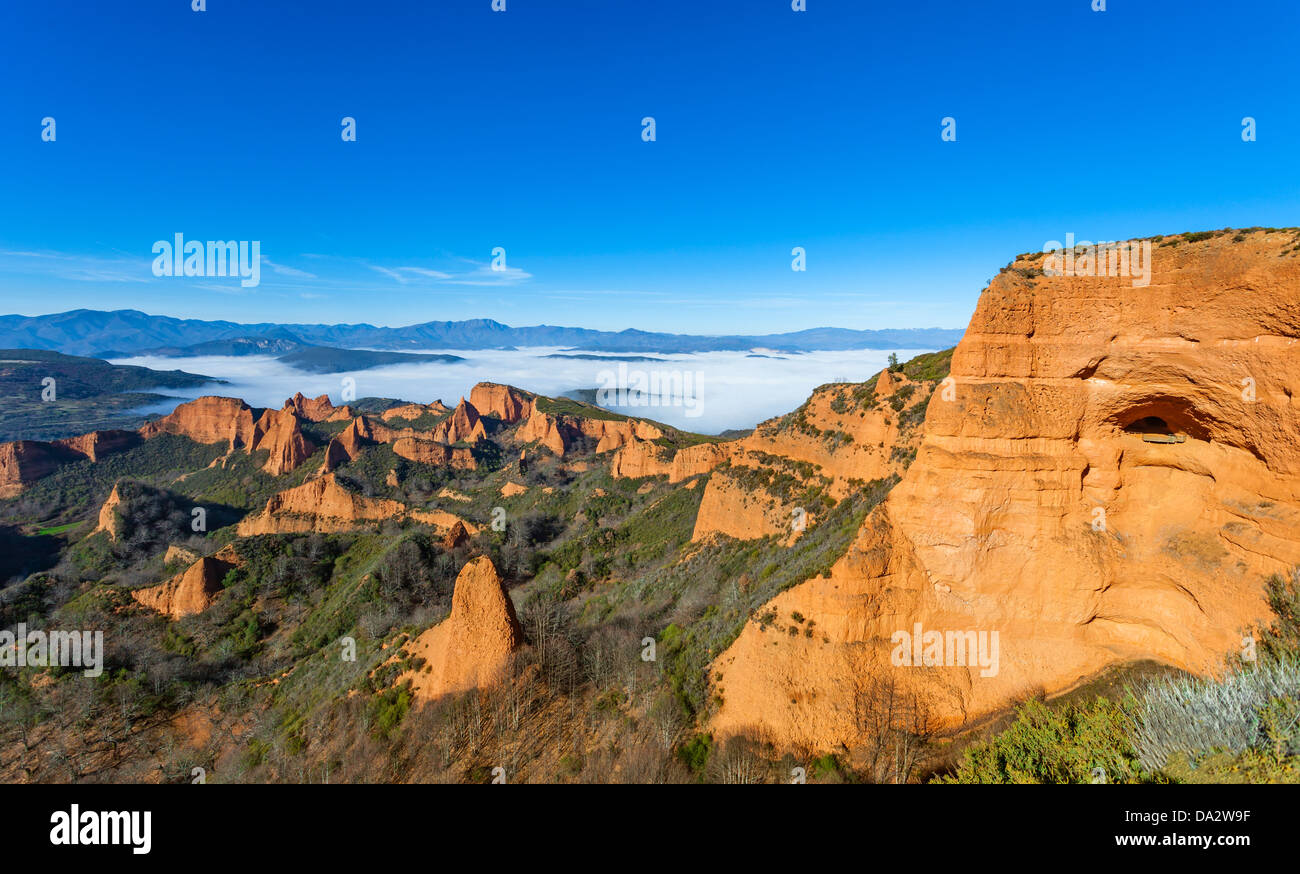 'Las Médulas' d''anciennes mines sur l'hiver avec le brouillard, Leon, Espagne. Banque D'Images