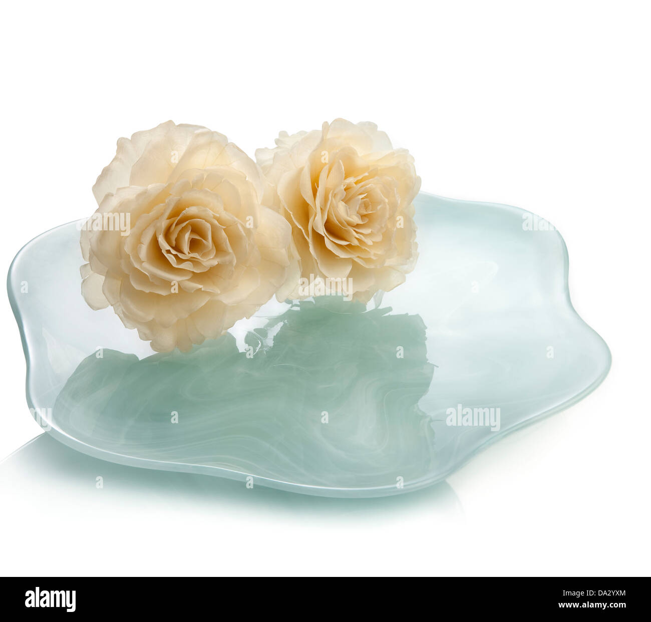 Deux roses en verre sur l'assiette. Banque D'Images