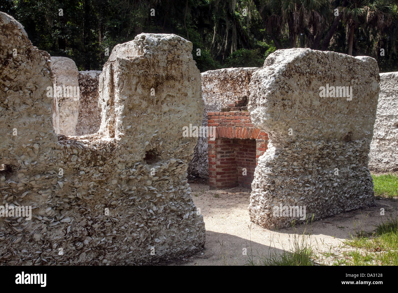 Cheminée en briques et tabby ruines du Kingsley Plantation esclaves sur l'île de Fort George près de Jacksonville, Floride. Banque D'Images