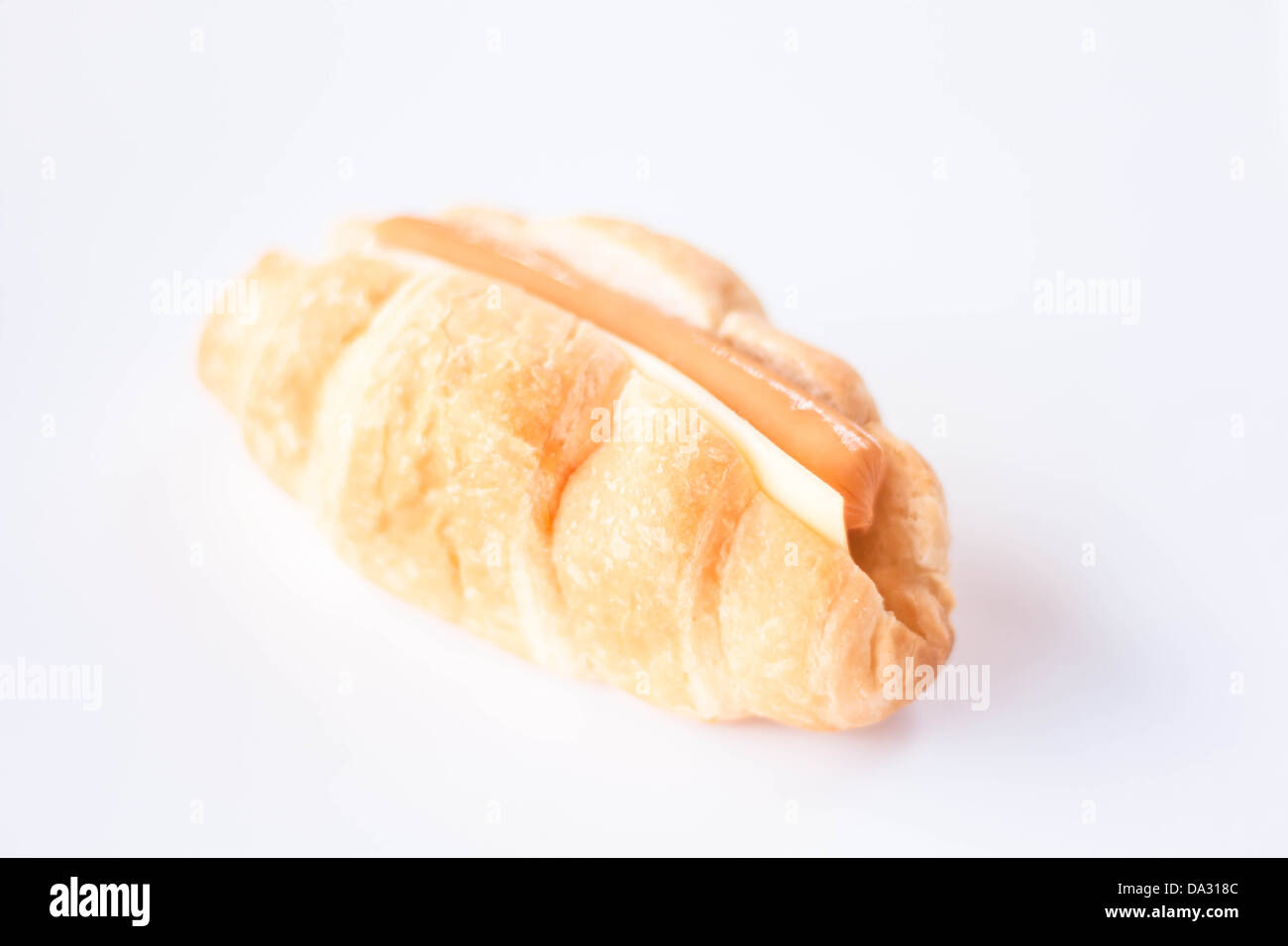 Croissant avec de la saucisse et fromage isolé sur fond blanc Banque D'Images