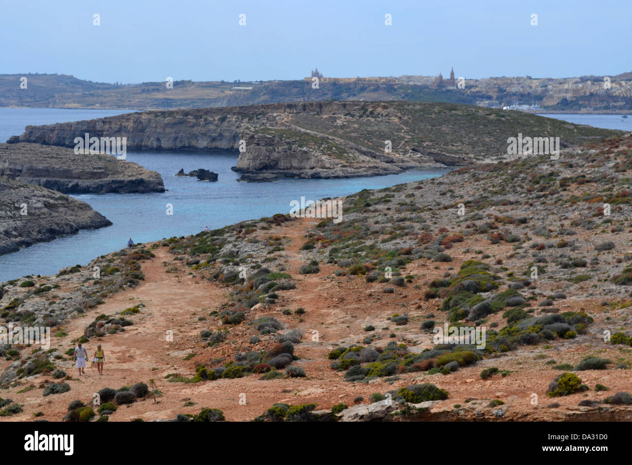 Vue sur l'île de Comino Gozo en distance, Malte. Banque D'Images